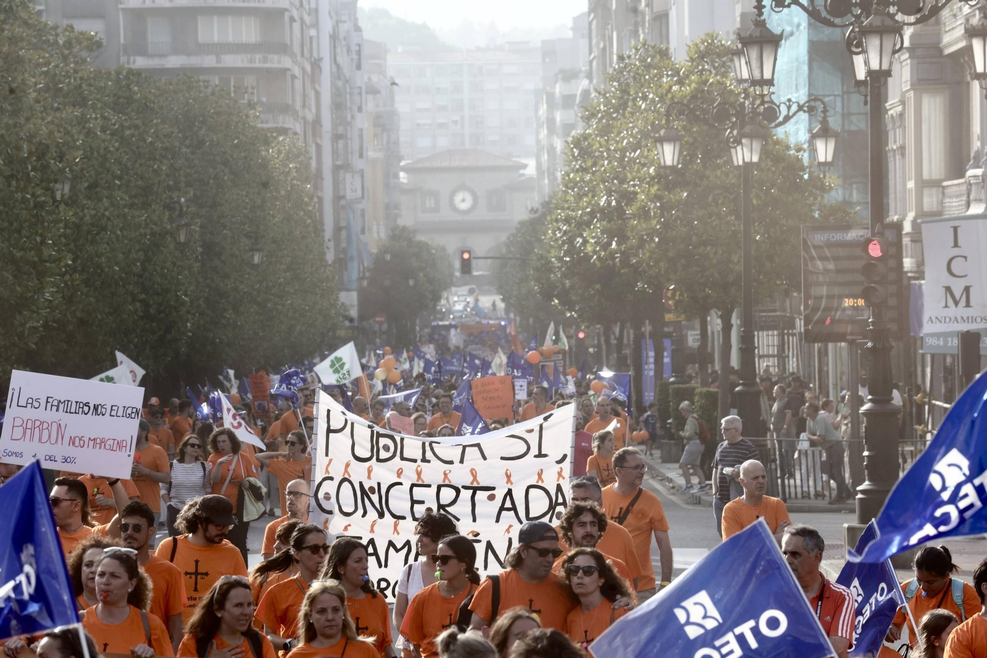 EN IMÁGENES | La marea naranja de profesores inunda Oviedo: manifestación de la escuela concertada