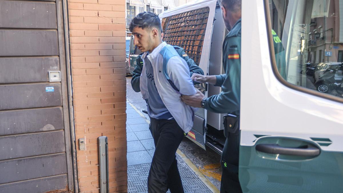 Uno de los detenidos en Alicante por la Guardia Civil al llegar a los Juzgados de Orihuela.