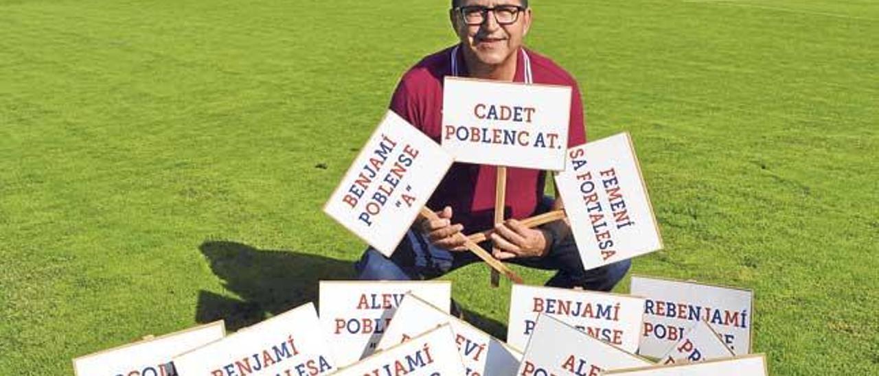 Martí Munar posa sobre el cuidado césped natural del campo de sa Pobla con los carteles de los equipos blaugrana.