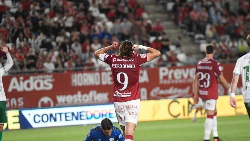El Real Murcia se empeña en seguir jugando con fuego