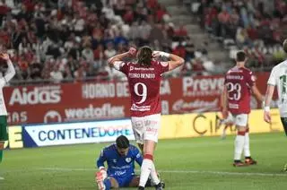 El Real Murcia se empeña en seguir jugando con fuego