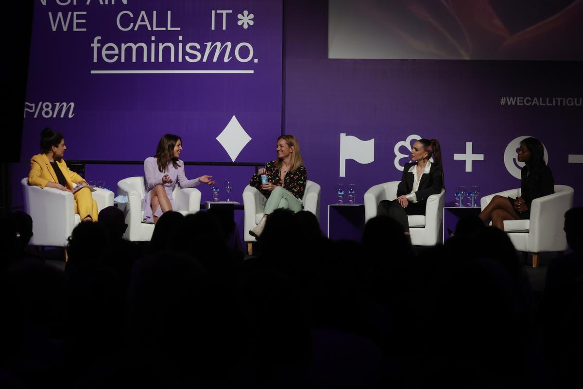 La periodista y humorista Nerea Pérez de las Heras; la ministra de Igualdad, Irene Montero; la cómica y guionista Henar Álvarez; la cómica y comunicadora Inés Hernand; y la actriz guineana Assari Bibang.