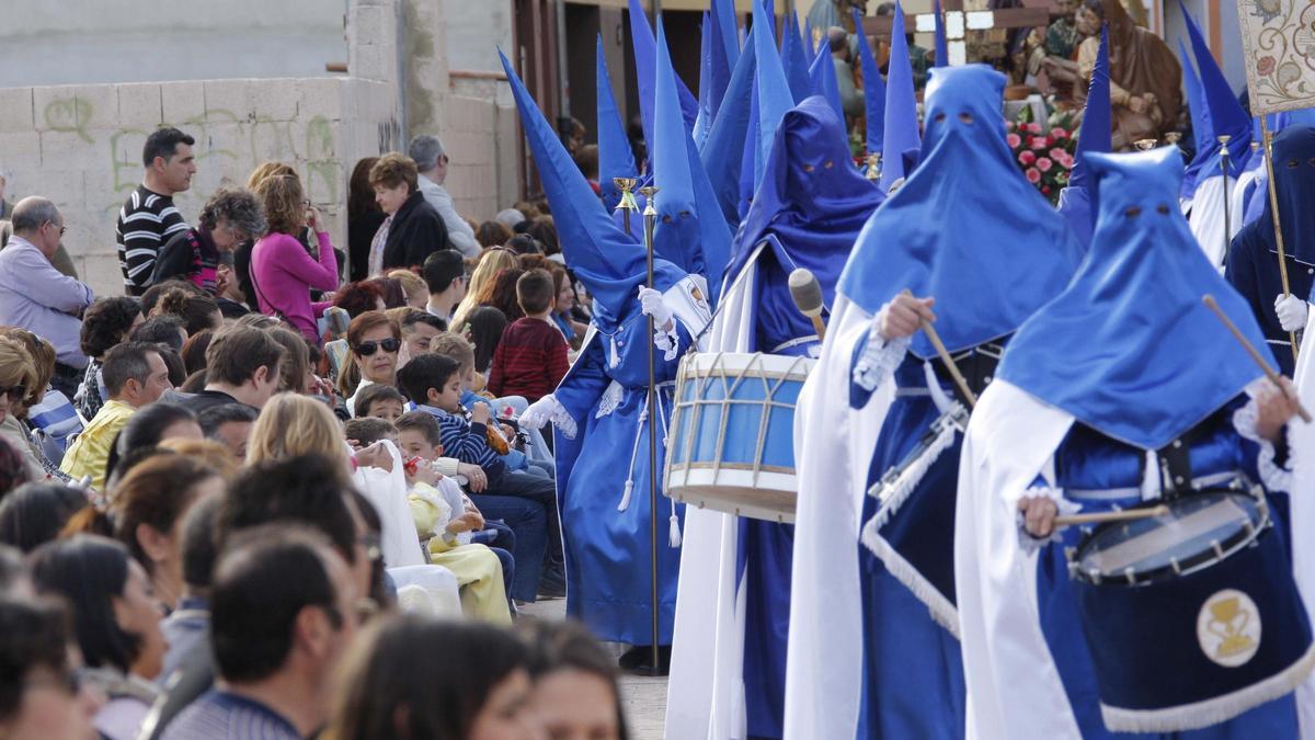 Procesión del Viernes Santo a su paso por la Vila.