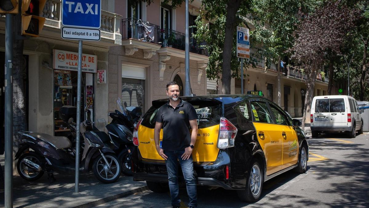 Un taxista davant del seu vehicle durant la presentació de ‘Picmic Taxi’, l&#039;1 d&#039;agost