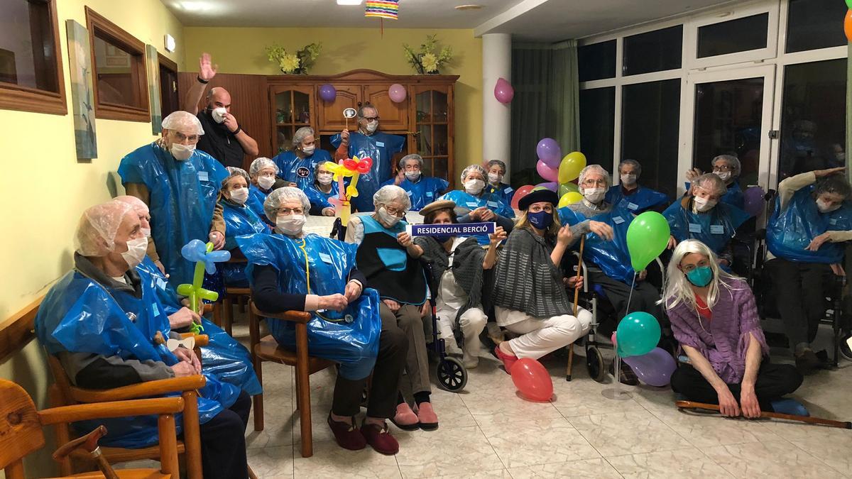 Residentes y personal del centro residencial Berció, ganadores del premio al mejor disfraz grupal
