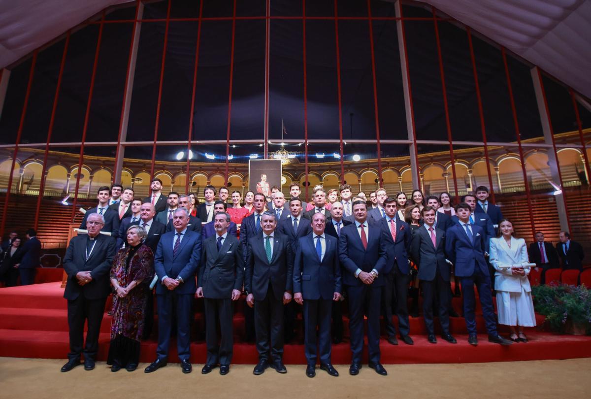Antonio Sanz, preside la foto de familia durante la entrega de los Premios Taurinos y Universitarios de la Real Maestranza de Sevilla.