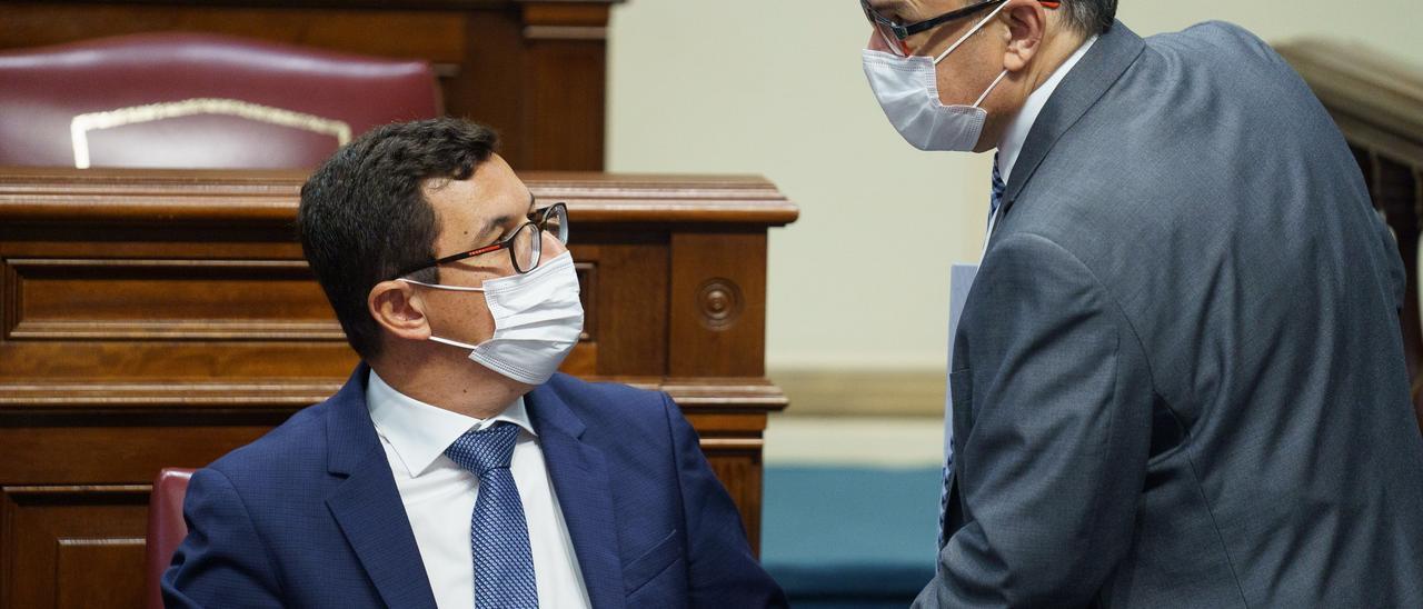 Los diputados del grupo Nacionalista Canario, Pablo Rodríguez (i), y José Miguel Barragán, en el pleno del Parlamento este miércoles.