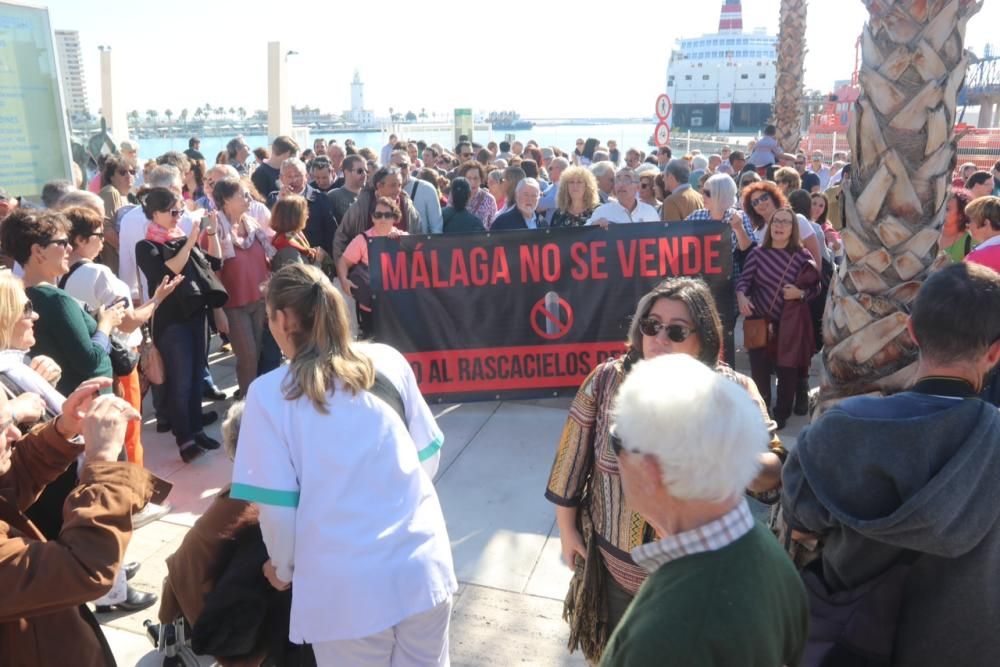 Concentración en contra de la torre del puerto