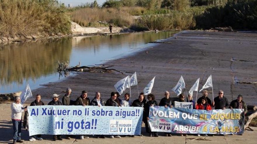 integrantes de xuquer viu se manifiestan en el azud de cullera por la falta de caudal ecologico en el riu xuquer