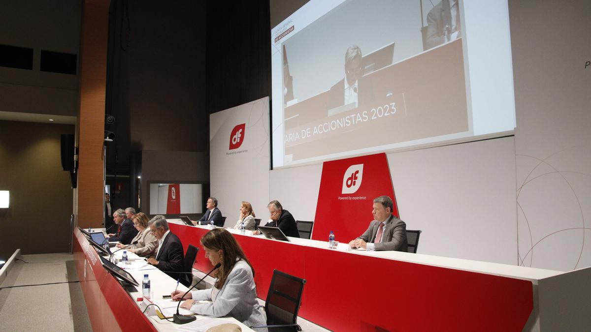 El consejo de administración de Duro, durante la celebración de una junta de accionistas en Gijón.