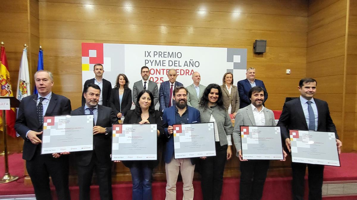 Galardonados y autoridades en el Premio Pyme del Año 2025 de Pontevedra.