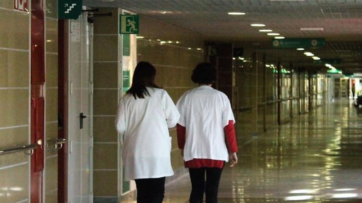 Médicos caminan por un pasillo hospitalario. |   // E. P.