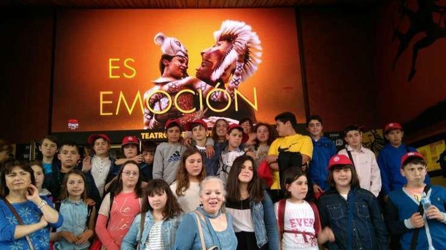 Los alumnos, en la puerta del teatro Lope de Vega. reproducción de t. c.