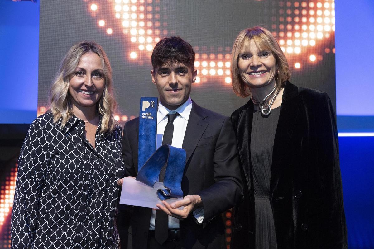 Antonio Díaz, El Mago Pop, posa con la alcaldesa de Badia del Vallès, Eva Menor, y la presidenta de la Diputació de Barcelona, Lluïsa Moret.