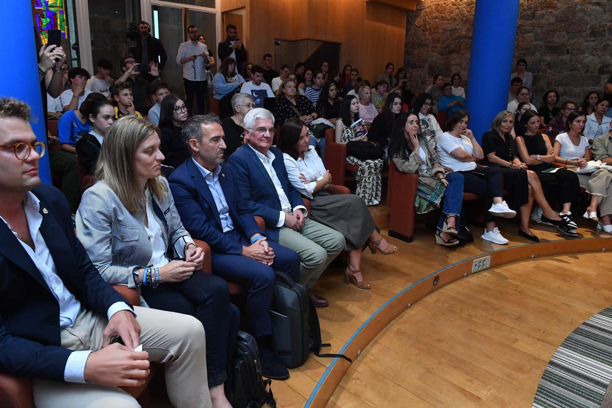 Lucas Pérez recuerda a sus abuelos en un encuentro de Cruz Roja