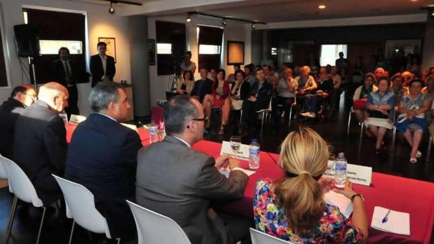 Público asistente a la presentación, en la que estuvo Vázquez, segundo por la derecha. // Iñaki Abella