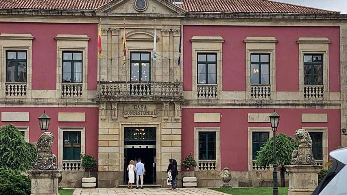 La casa consistorial de Vilagarcía se abrió ayer para la celebración de un enlace nupcial.