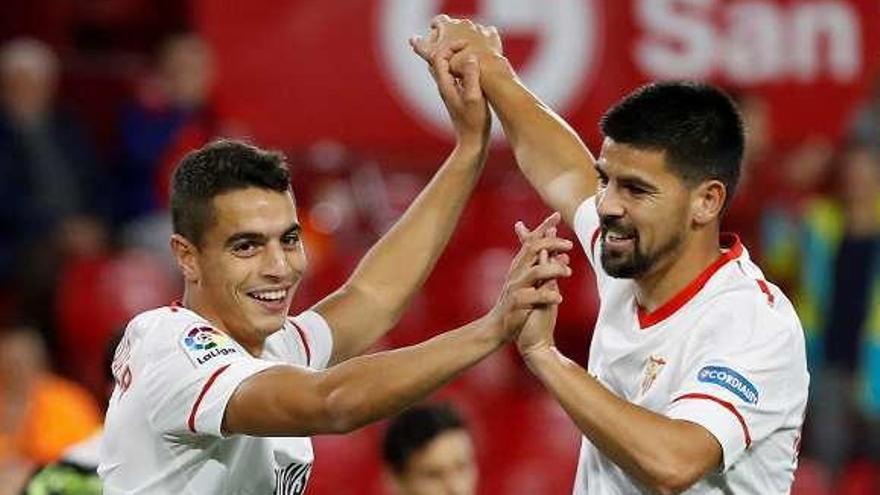 Nolito felicita a Ben Yedder. // Julio Muñoz