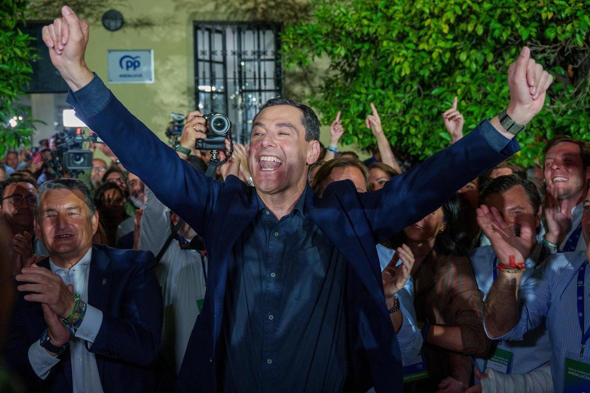 El candidato a la presidencia de la Junta de Andalucía por el PP, Juanma Moreno, en las puertas de la sede de su partido en Sevilla, donde ha celebrado los resultados electorales andaluces de este domingo El candidato a la presidencia de la Junta de Andalucía por el PP, Juanma Moreno, en las puertas de la sede de su partido en Sevilla, donde ha celebrado los resultados electorales andaluces de este domingo