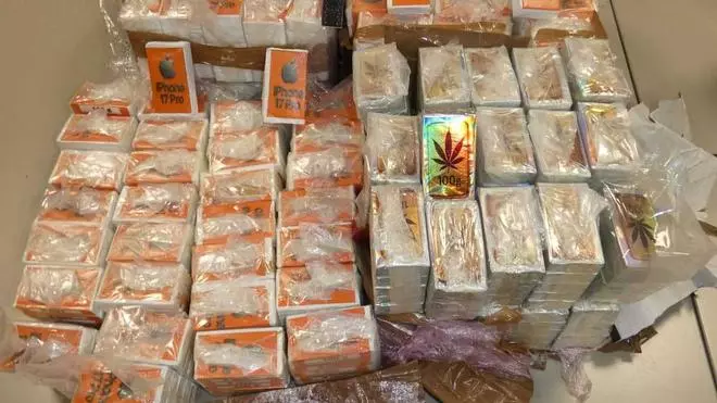 Les fotos de l'haixix que dos homes transportaven en un cotxe a Riudellots de la Selva