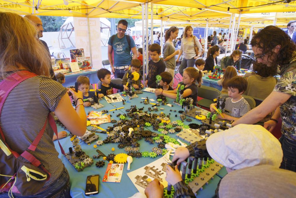 El festival Ludivers omple de jocs la plaça U d''octubre