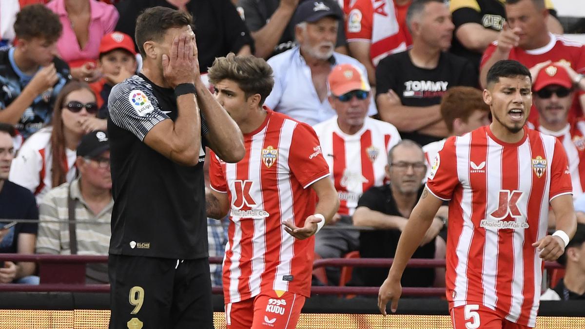 Lucas Boyé, lamentándose tras un gol del Almería