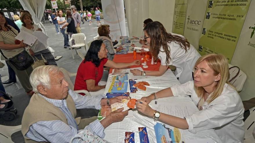 Numerosas personas acudieron a la carpa a realizarse una prueba de melanina.