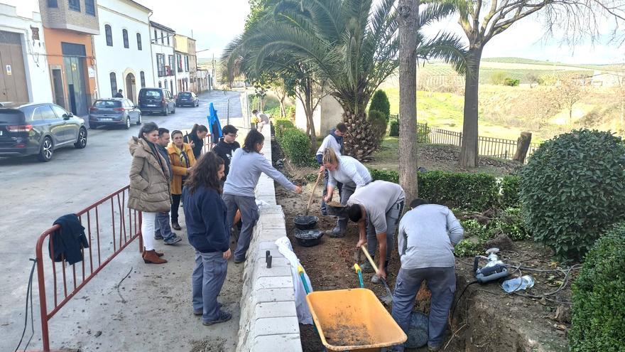 Un total de 30 jóvenes se forman en las  escuelas talleres de albañilería y renovables en Cabra