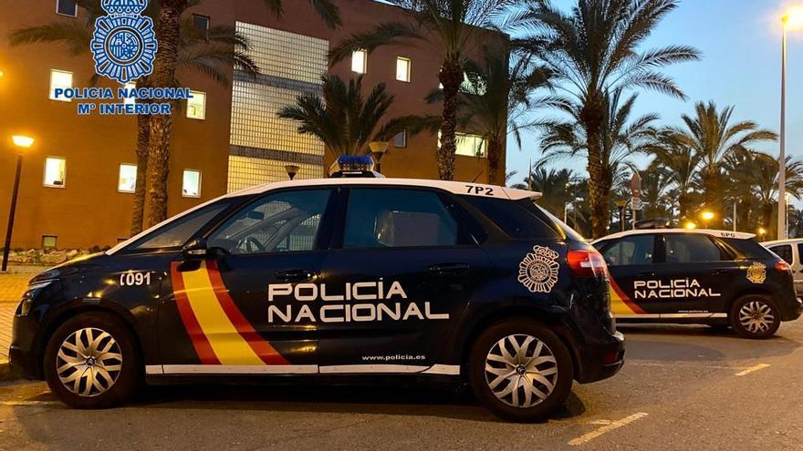 Una mujer acaba en la UCI con un corte en el cuello tras agredir a su pareja con un martillo en Elche