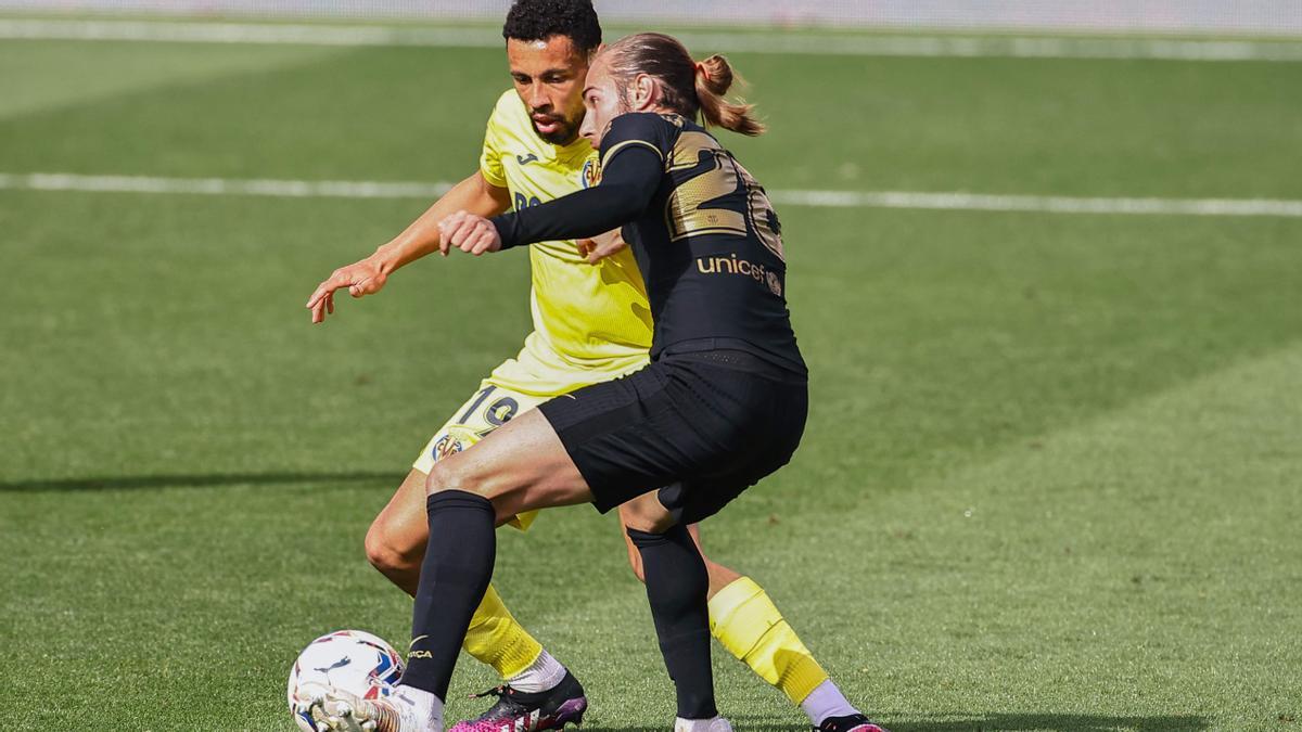 Mingueza y Coquelin disputan un balón.