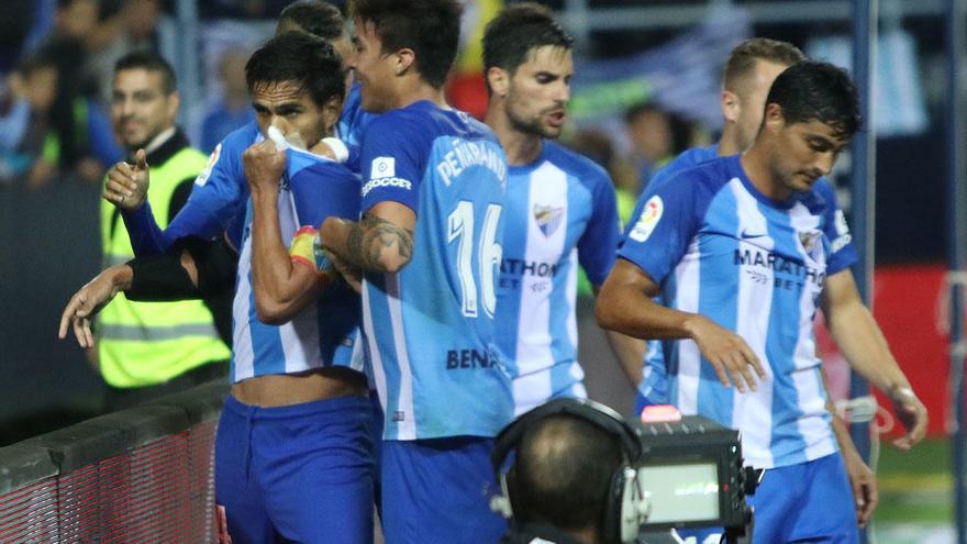 Los jugadores del Málaga CF celebran con rabia el gol de Recio ante el Celta, que supuso la primera victoria del curso para el cuadro blanquiazul.