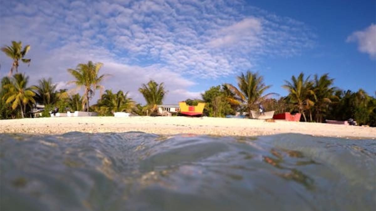 El aumento del nivel del mar amenaza con inundar los atolones bajos y las islas de arrecifes en Tuvalu y otros archipiélagos.