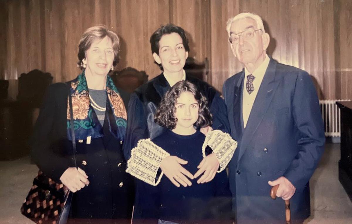 Toma de posesión como jueza en Santander, con sus padres José Luis y María Victoria e hija Claudia
