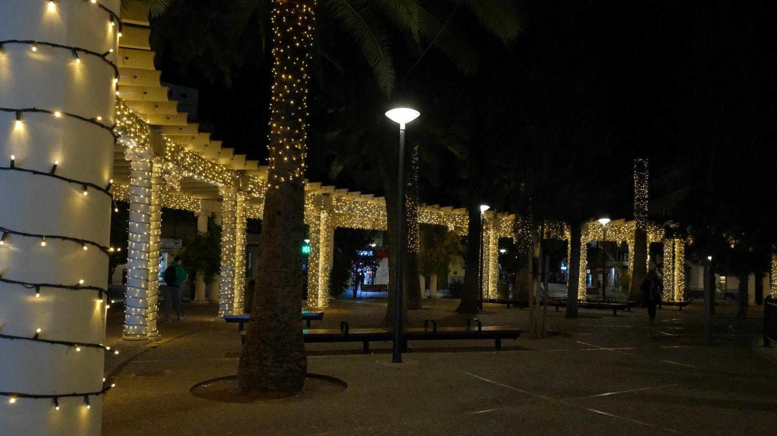 Las fotos de las nuevas luces de Navidad de la plaza de las Columnas de Palma