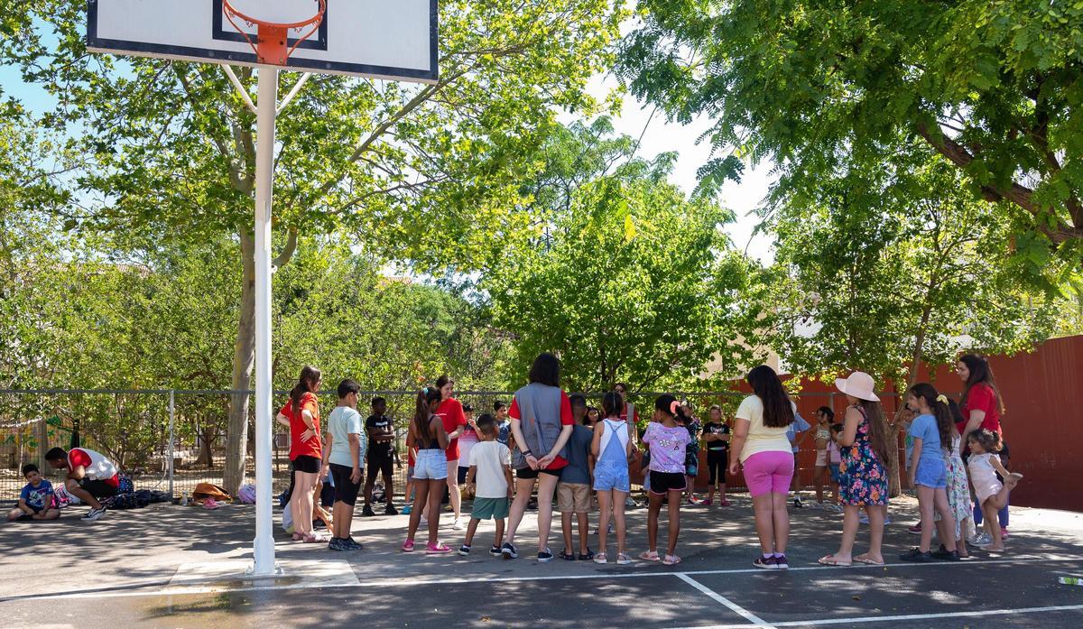 Jóvenes disfrutando de las actividades de verano organizadas por la fundación.