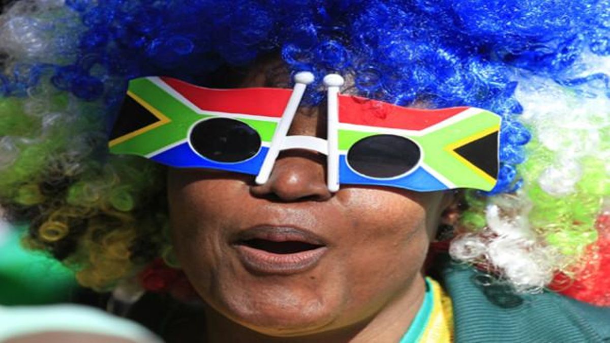 Una aficionada de la localitat sud-africana de Rustenburg, amb unes ulleres amb els colors de la bandera nacional.