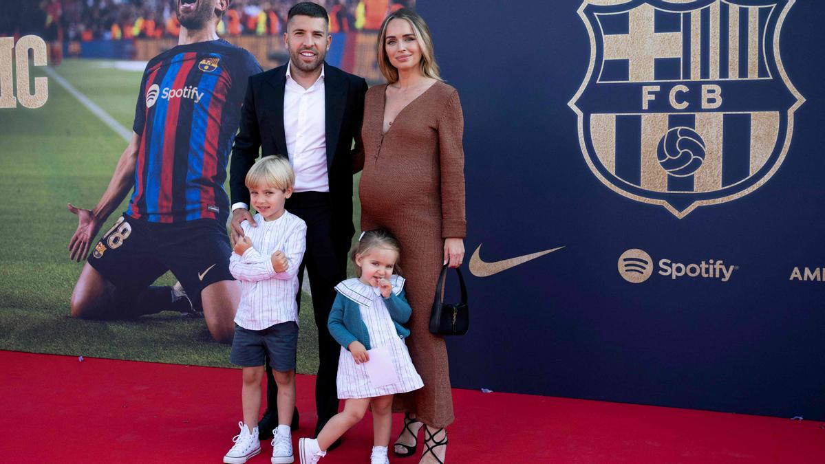 Alba y Romarey, su esposa, a la entrada del Auditori 1899 del Camp Nou junto a sus hijos Piero y Luna.