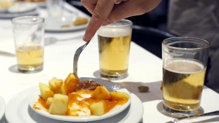 Las patatas bravas son las &#039;reinas&#039; de los bares.