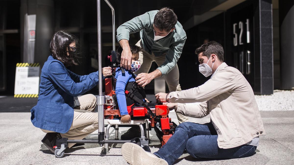 Un niño con atrofia muscular espinal prueba un exoesqueleto diseñado para ayudarlo con su movilidad, en una imagen de archivo.