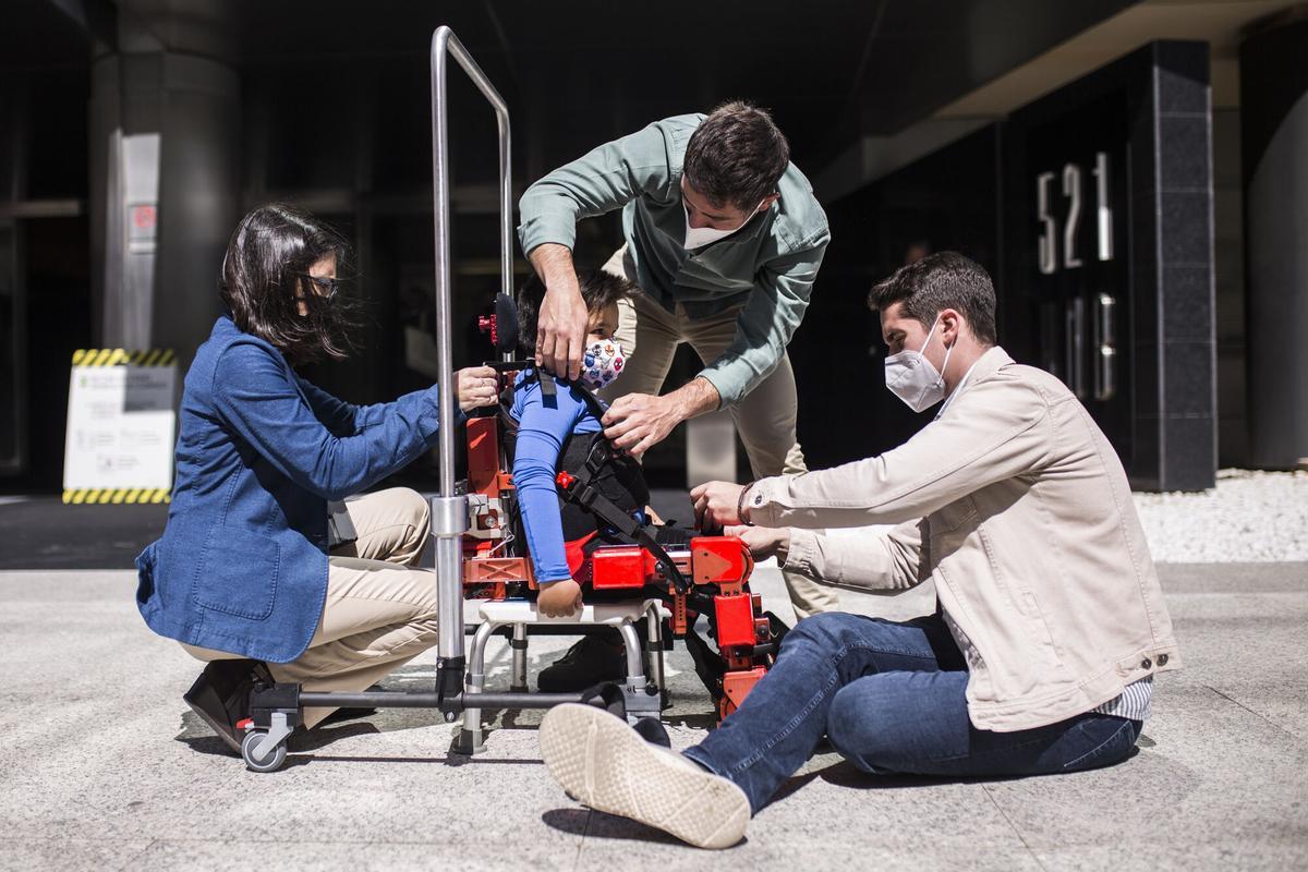 Un niño con atrofia muscular espinal prueba un exoesqueleto diseñado para ayudarlo con su movilidad, en una imagen de archivo.