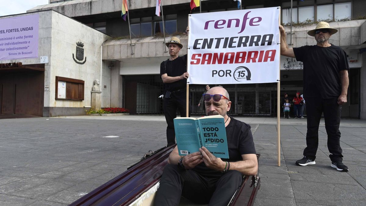 Un vecino de Sanabria, dentro de un ataúd frente al Concello de Vigo.