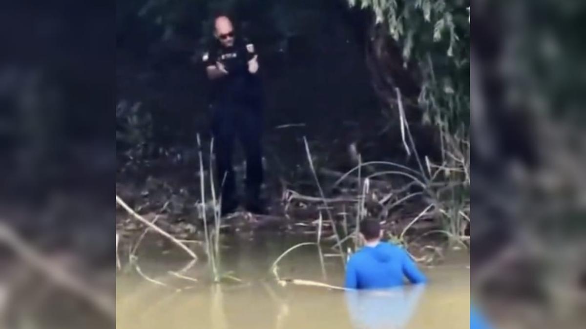 Momento en el que el agente conversa con el hombre que había saltado al río.