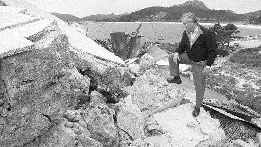 El conselleiro de Medio Ambiente, Manuel Vázquez, observa los restos de la demolición del monolito franquista de Cíes. / ricardo grobas