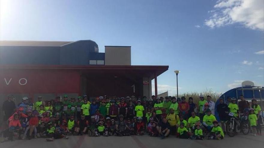 Más de cien personas pedalean por la huerta