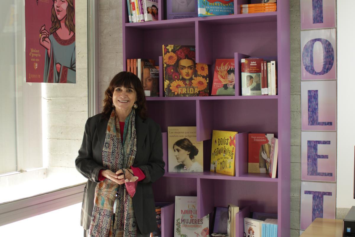 La escritora Rosa Montero da nombre a la biblioteca del centro. En la imagen cuando inauguró el espacio violeta de la misma biblioteca