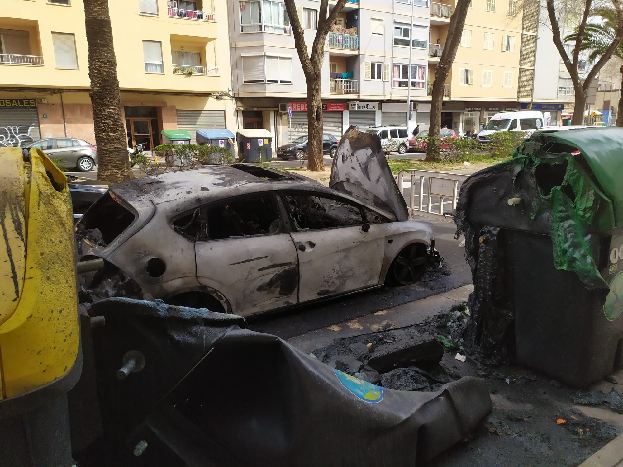 Un coche queda destruido tras arder cuando circulaba por la calle Manacor de Palma