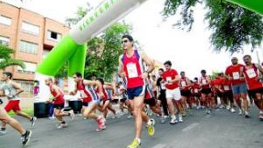 Una centenar de deportistas reivindican la imagen de Aldea Moret con una carrera