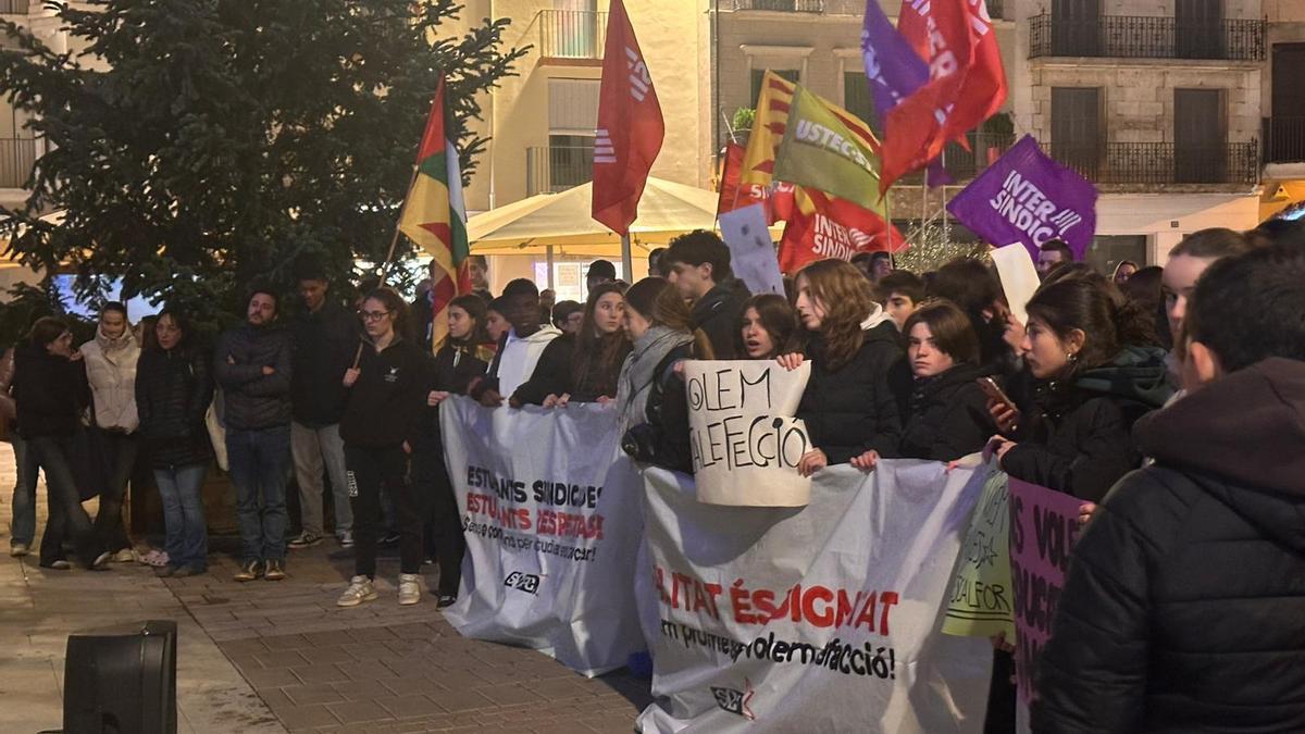 Els estudiants han mostrat pancartes per denuncien el fred a les aules del Joan Mercader