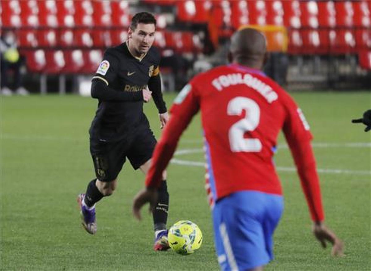 Messi encara a Foulquier en el Nuevo Los Cármenes