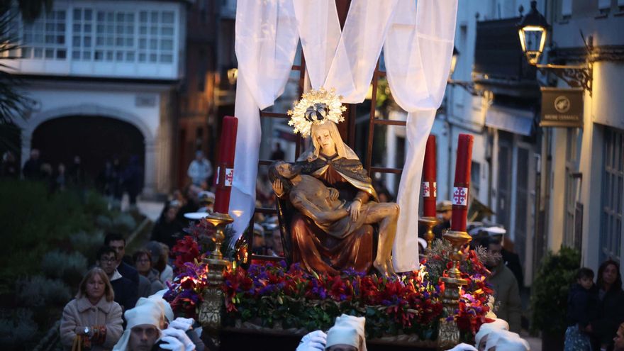La procesión de la Piedad recorre el centro de A Coruña